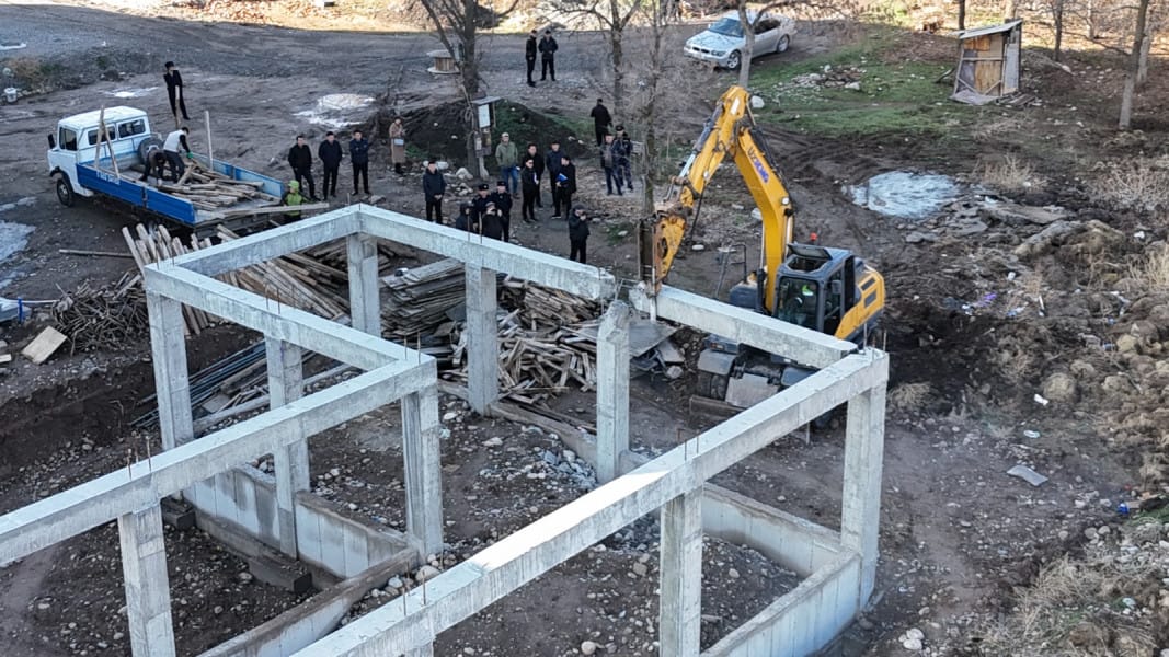 Ататүрк сейил багындагы мыйзамсыз курулган объект демонтаждалды