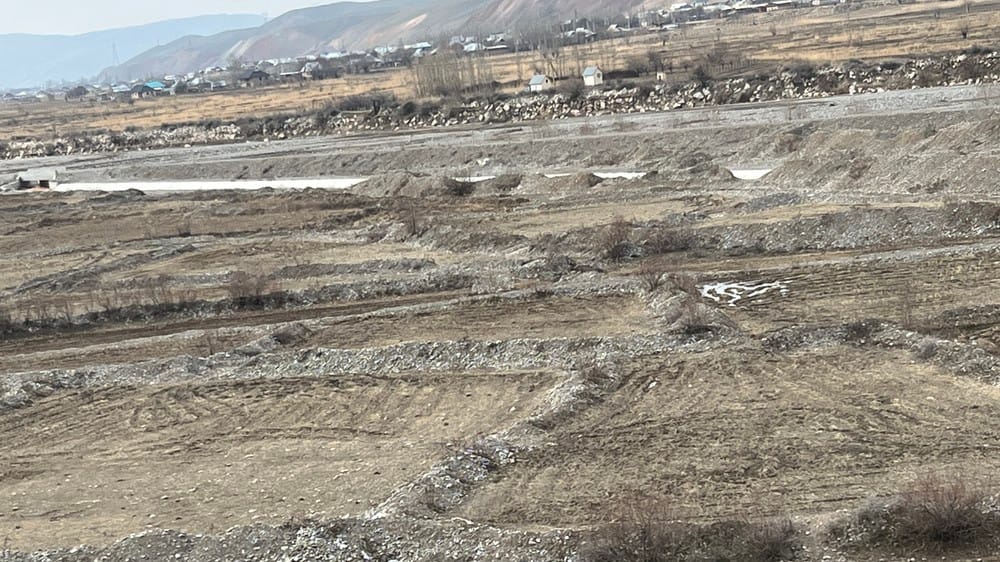 Көк-Арт дарыясынын жээгинде жаңы жол курулуп жатат
