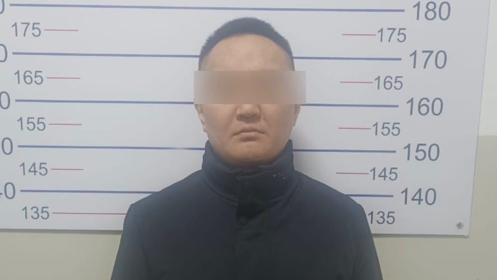 Октябрь РИИБине алдамчылык менен батир саткан жаранды кармады