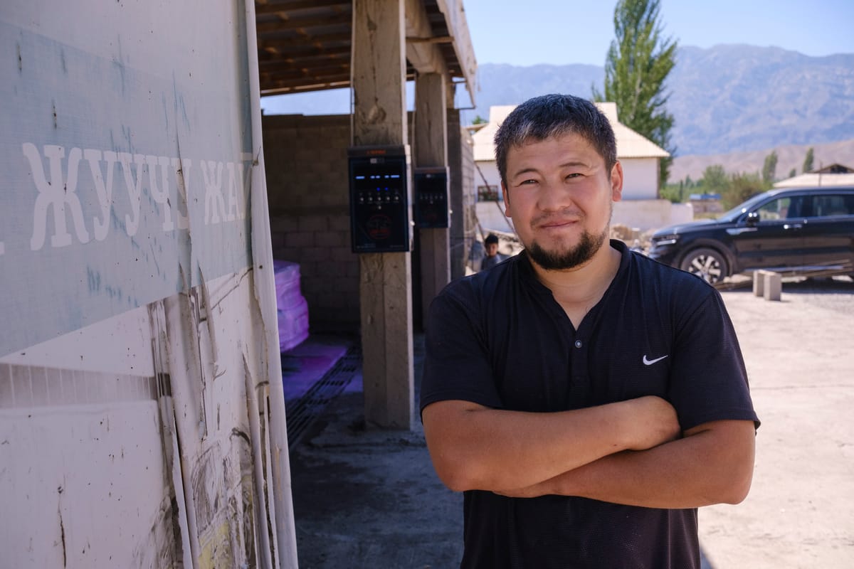 Британиядагы фермадан Баткендеги килем жуучу кызмат менен унаа жуучу жайга чейин: Нурбек Узакбаевдин баяны