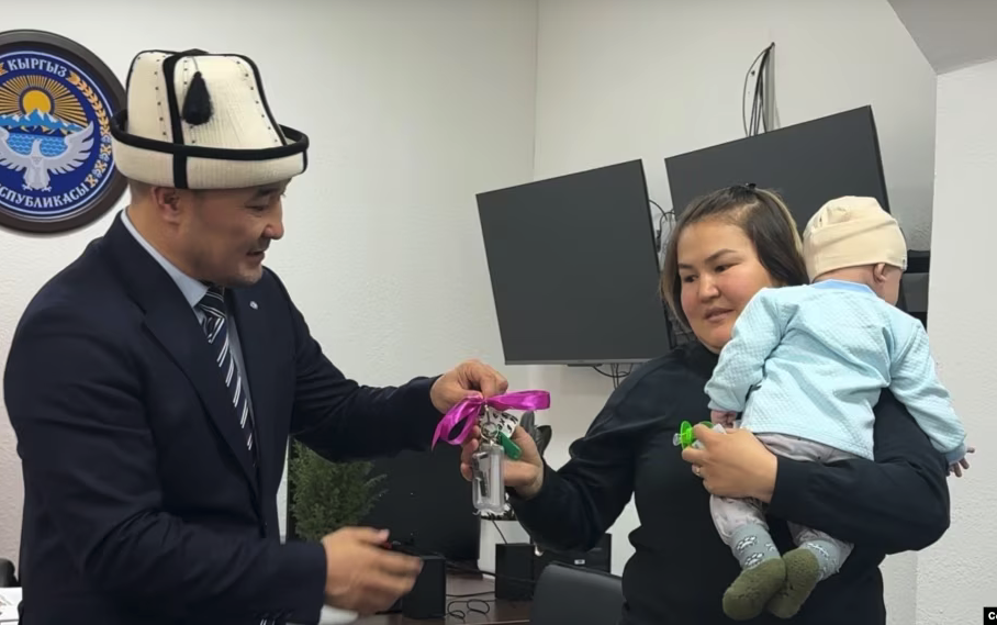 МИК 5 айлык баласы менен  курьер болгон келинге батир тапшырды