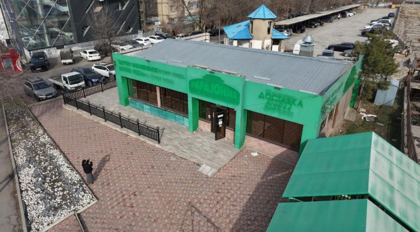 Бишкекте мыйзамсыз жайгашкан пиццерия демонтаждалууда