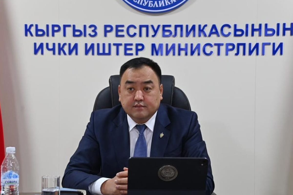 ИИМ министри коомдук жайда тамеки тартканы үчүн айып пул төлөдү