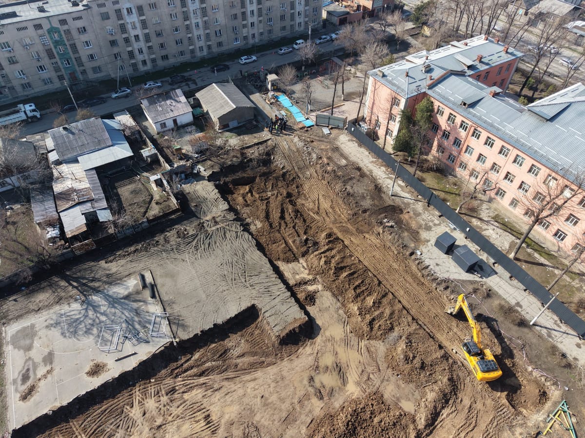 Бишкекте №42 мектепке кошумча окуу корпусу курулууда