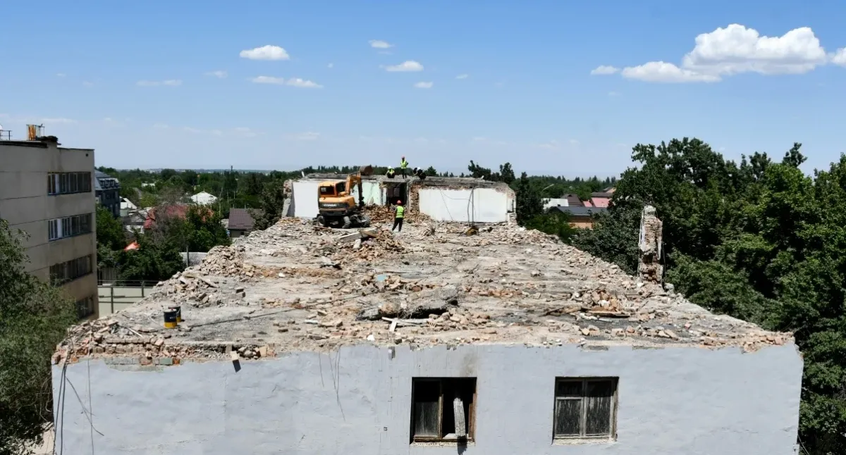 КУУнун №4 жатаканасынын ордуна 16 кабаттуу имарат курулуп жатат