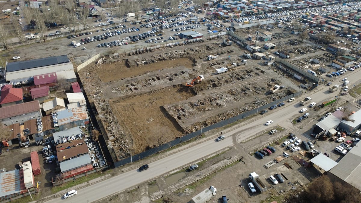 Кудайбергендеги бузулган 600 гараждын ордуна мектеп курулуп жатат