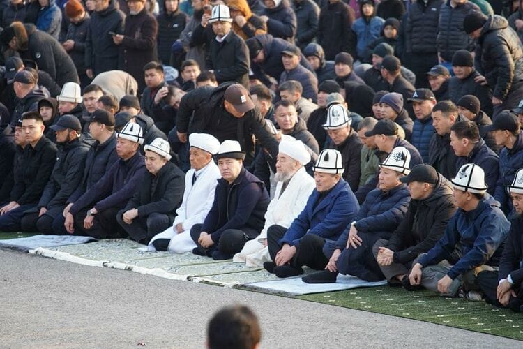 Бишкектеги Орозо айт майрамына карата айт намазына 30 миңден ашуун адам чогулду