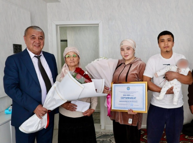 Оштогу үч эм төрөгөн энеге 100 миң сом белек берилди