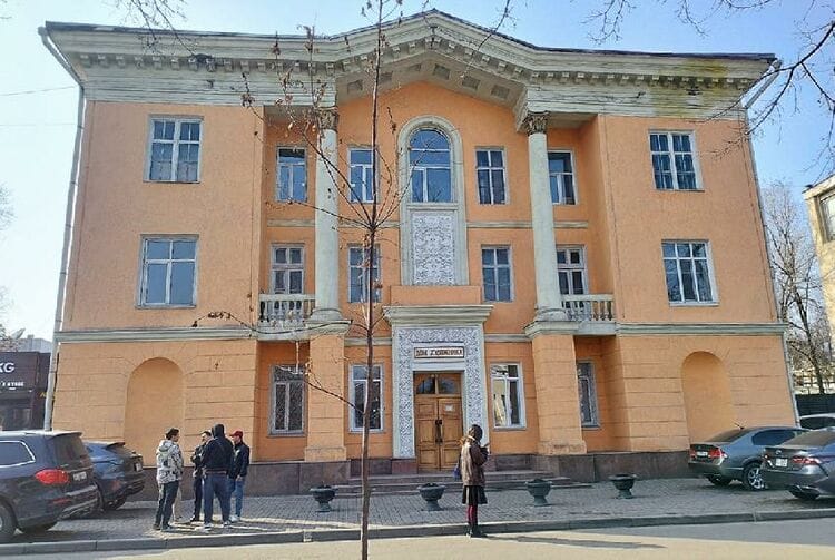 "Сүрөтчүлөр үйү" муниципалдык менчикте калып, ишин улантат