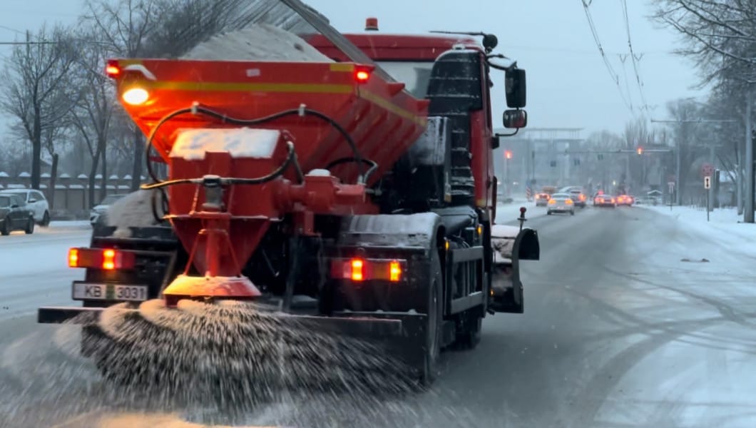 Бишкек көчөлөрүнө 581 тонна техникалык туз себилди