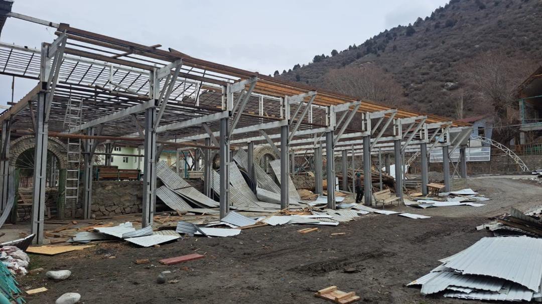 Оштогу суу коргоо зонасындагы мыйзамсыз курулуштар буздурулууда