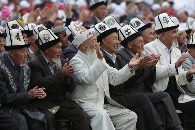 Президенти Садыр Жапаров кыргызстандыктарды Аталар күнү менен куттуктады