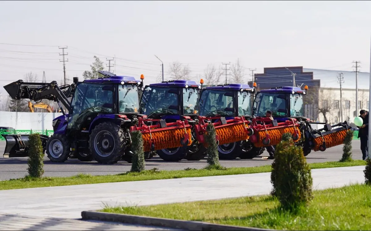 Манас шаарынын "Тазалык" ишканасына 4 трактор тапшырылды