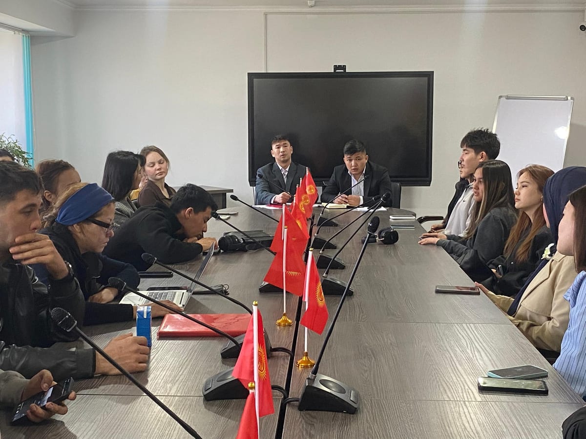 Монополияга каршы жөнгө салуу кызматы керектөөчүлөрдүн укуктары тууралуу сабак өтүштү