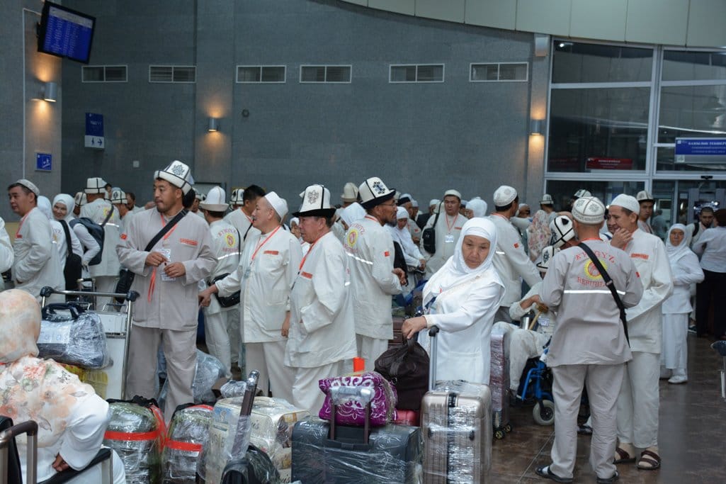 Зыяратчылардан имамдардын маянасы үчүн 9% комиссия алынышы мүмкүн