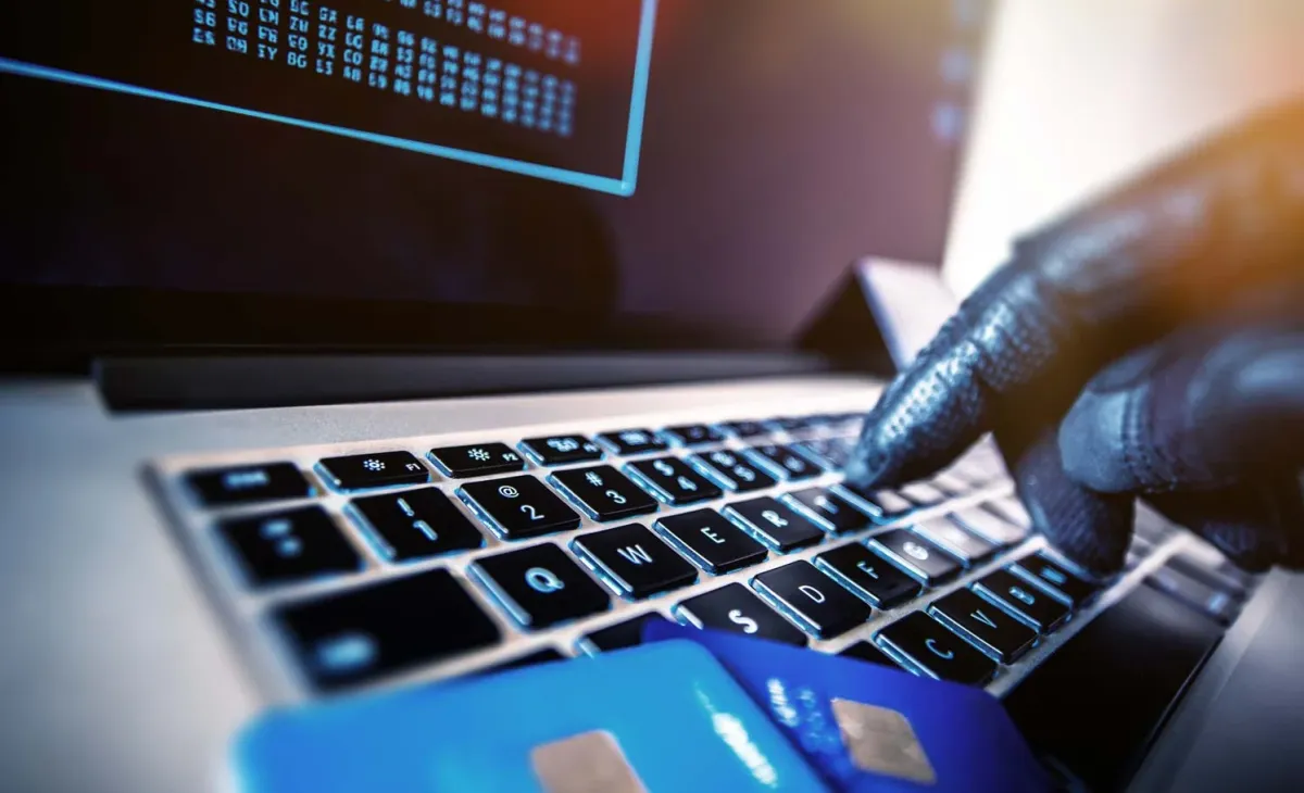 Бишкекте милиция кызматкерлери  интернет-алдамчылардын уюшкан тобун аныкташты