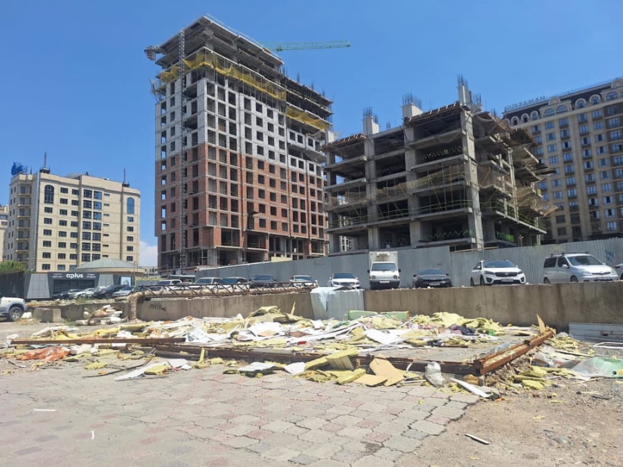 Бишкек шаарында 600дөй жер тилкеси көп кабаттуу үйлөрдү  курууга берилген –Азамат Кадыров