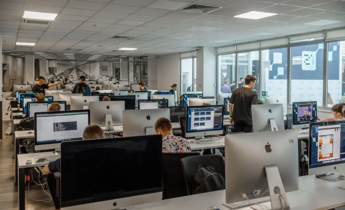 Кыргызстанда "Мектеп 21" ачылып, IT адистер даярдалат