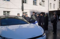 Кореянын элчилиги Бишкектин милициясына үч электромобилди тапшырды изображение публикации