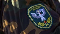 Чек арачыларга пара берген бир топ адам кармалды изображение публикации