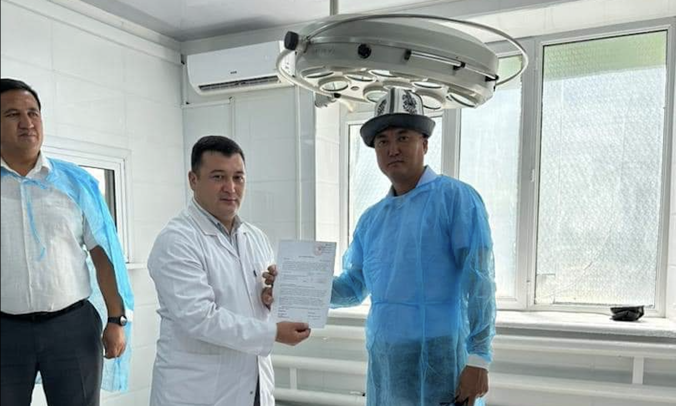 Кызыл-Кыяданын ооруканасына 2.2 млн сомдук медициналык жабдуулар тапшырылды