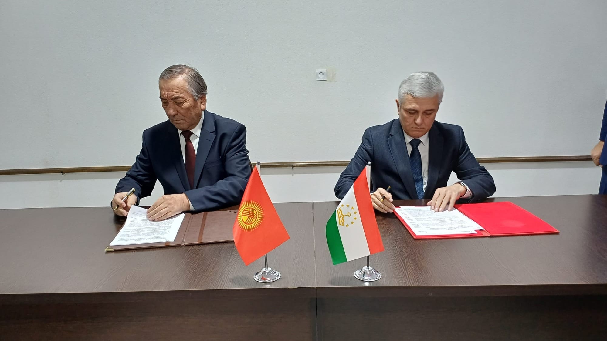 Кыргызстан менен Тажикстандын чек арасынын 3.71 чакырымы макулдашылды