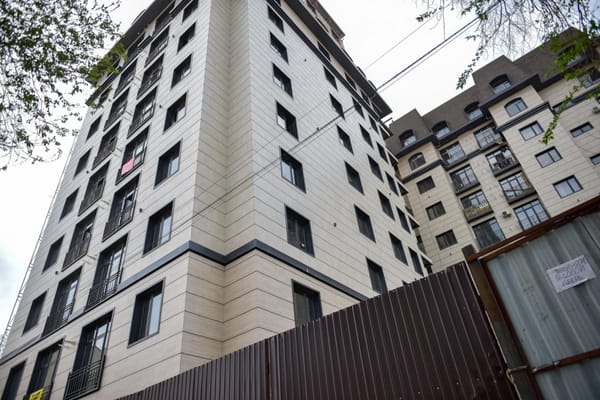 Бишкекте көп кабаттуу үйдү курууда одоно мыйзам бузуулар аныкталды