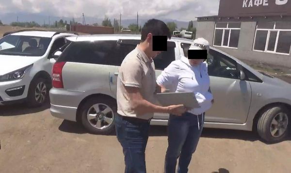 Эсеп палатасынын кызматкери 100 миң сом пара менен кармалды – УКМК