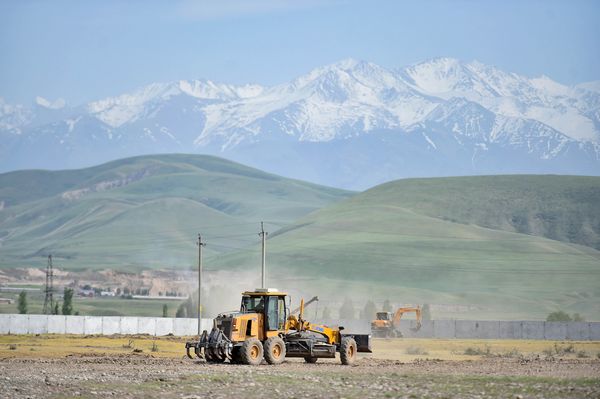 Акылбек Жапаров Чүй облусундагы өндүрүш ишканаларын кыдырды