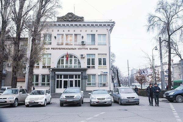Жалал-Абадда лицензиясыз валютаны алмаштыруу үчүн төрт кыргызстандыкка айып пул салынды