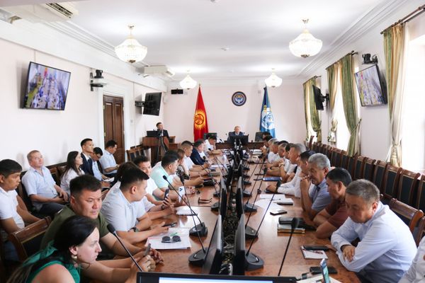 Бишкектин мэри курулуш компанияларды жолдорду курууга көмөктөшүүгө чакырды