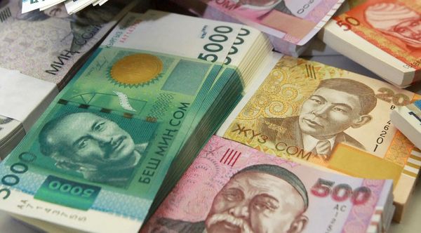 Финансы тармагындагы кызматкерлердин орточо айлыгы 37 миң сомду түзөт