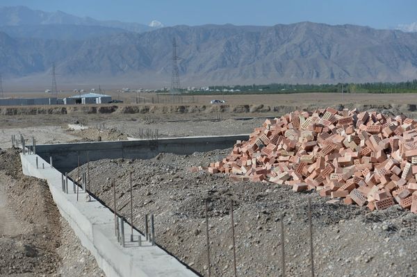 Баткенде үй курам деп миллиондорду уурдаган курулуш компаниясынын кылмыш иши тергелүүдө