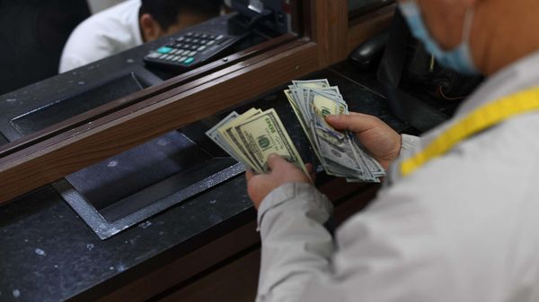 Улуттук банк Бишкектеги төрт акча алмаштыруу жайынын лицензиясын токтотту