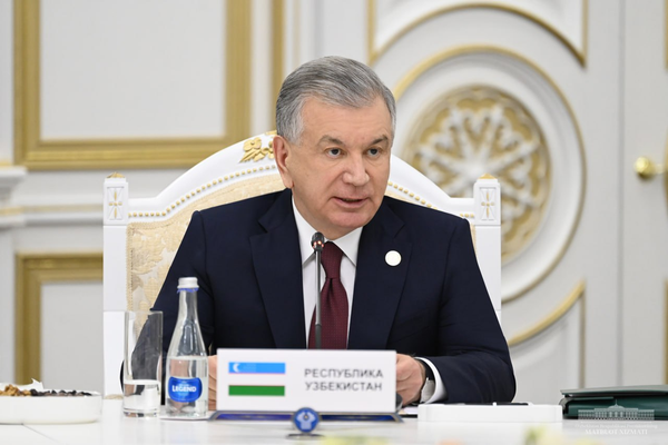 Шавкат Мирзиёев Кытай – Кыргызстан – Өзбекстан темир жолунун маанисин айтты