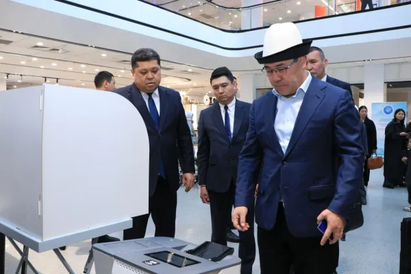 Президент парламенттик шайлоо участогунун биринде тесттик добуш берди