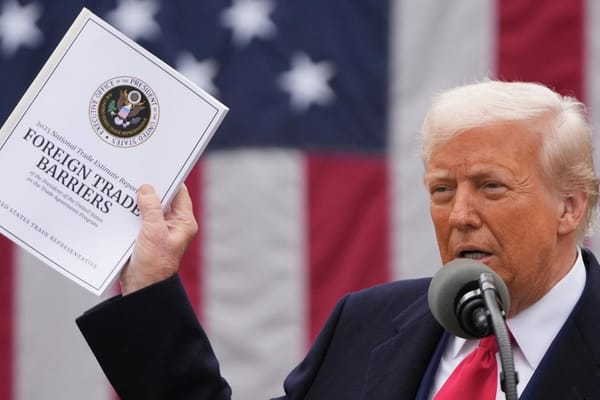 Дональд Трамп айрым товарлардын бажы салыгын азайткан жарлыккка кол койду