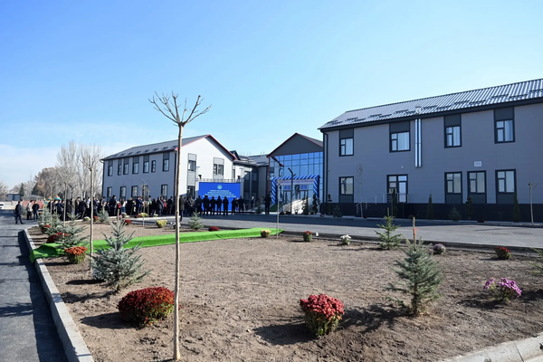 "Ала-Арча" мамлекеттик резиденциясынын аймагында жаңы мектеп, бала бакча жана үй-бүлөлүк дарыгерлер тобу ачылды