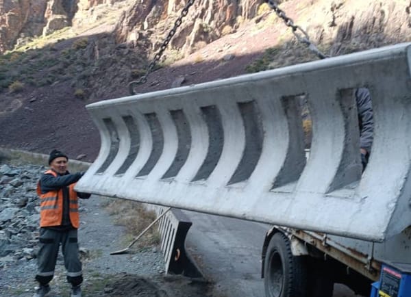 Бишкек-Ош жолундагы эски парапеттер алмаштырылууда