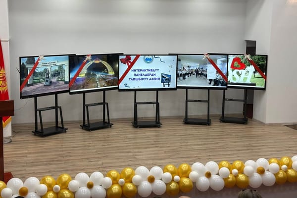 Оштогу мектептерге 12,4 млн сомдук интерактивдүү панелдер тапшырылды