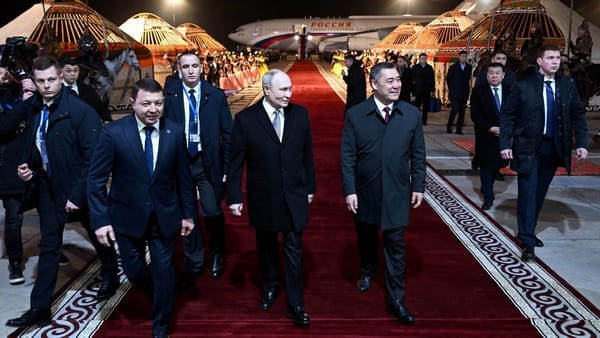 РФ президенти Владимир Путин менен ири делегация келди