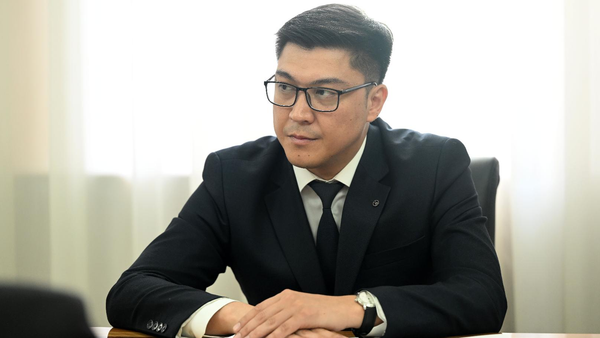 Муниципалдык кызматчынын этикасын сактабагандыгы үчүн  жогорку билим берүү министри кызматтан кетти