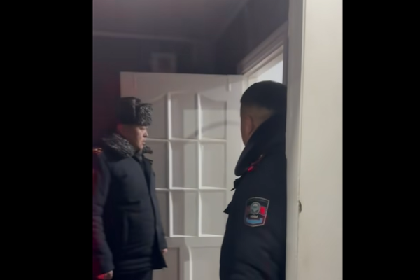 Жолго чыкпай иш бөлмөдө отурган жол коопсуздугунун кызматкерлери жетекчинин сынына калышты