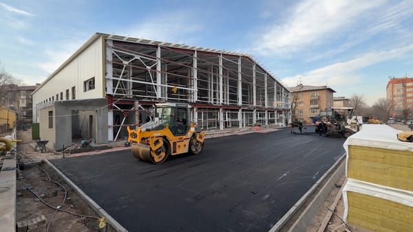 Бишкектин А.Токтоналиев көчөсүндө көп функционалдуу спорт комплекси курулуп жатат