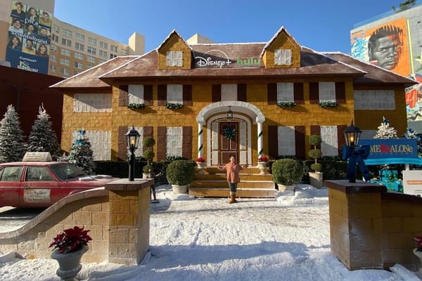 Таттуу печеньеден "Үйдө жалгыз" тасмасындагы имарат жасалды