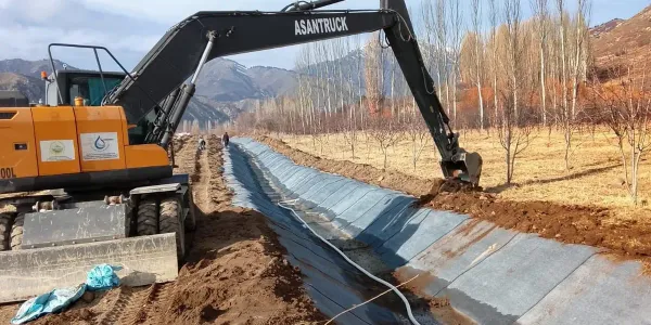 Ысык-Көлдөгү 2-Восточный каналына бетон полотносу төшөлүп жатат