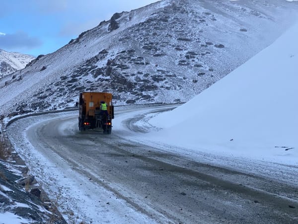 Кар жаап жаткан аймактарда жол тейлөө кызматтары күнү-түнү иштөдө