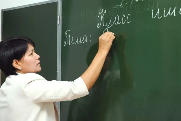 С.Жапаров: Мугалимдердин жана дарыгерлердин айлык акысы 100% көтөрүлөт