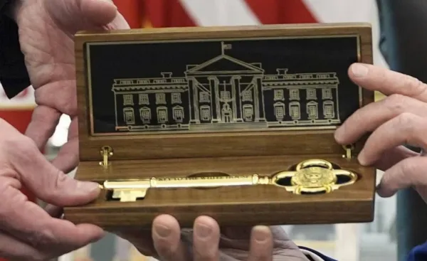 Дональд Трамп Түштүк Корея президентине алтын ачкыч белек кылды