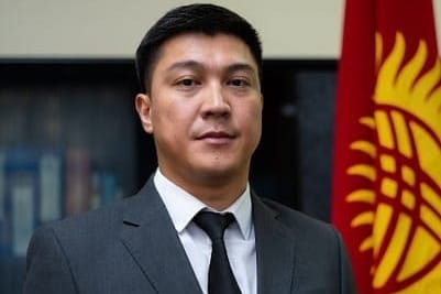 Муниципалдык кызматчынын этикасын сактабагандыгы үчүн  жогорку билим берүү министри кызматтан кетти